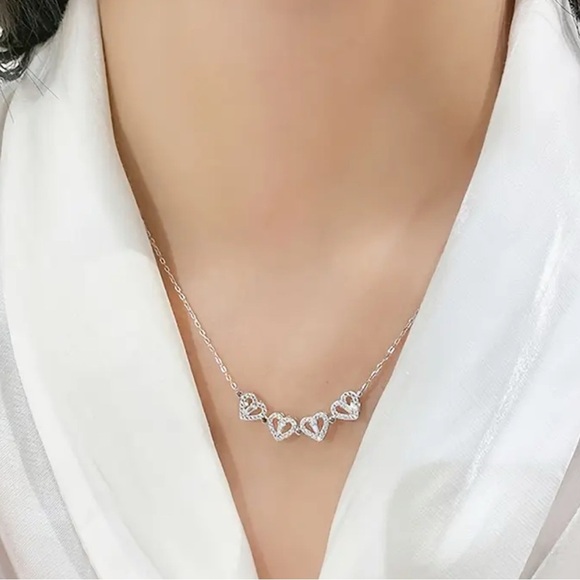 Elegant Silver Clover Pendant Necklace - Picture 2 of 3